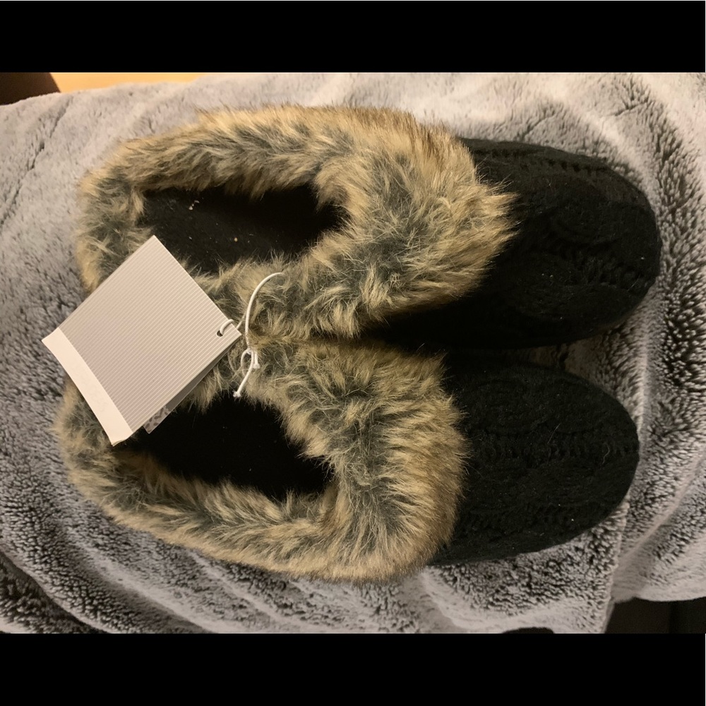 NWT yarn cable knit slippers